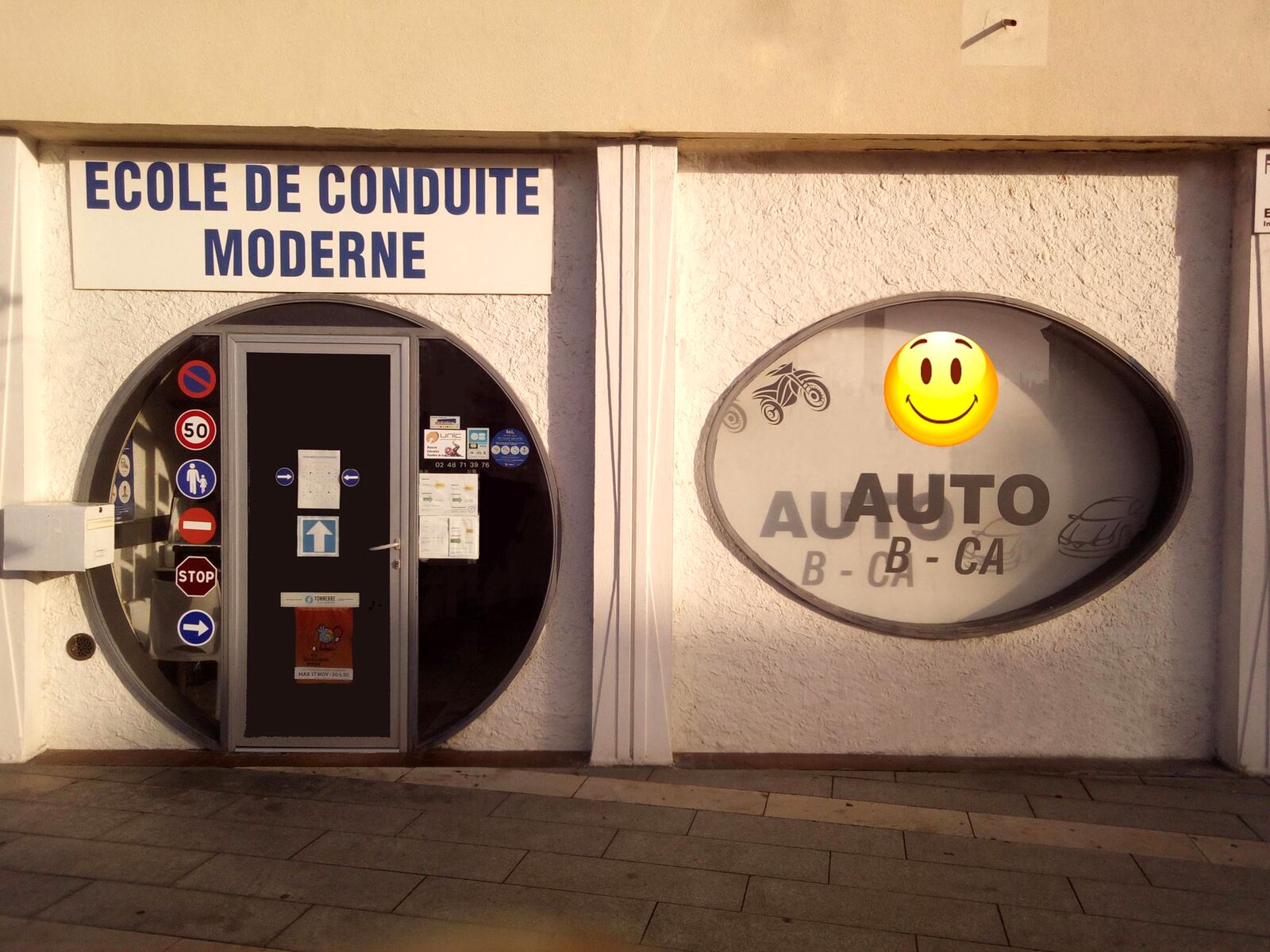 La façade de l'École de Conduite Moderne, place Gabriel Péri à Vierzon