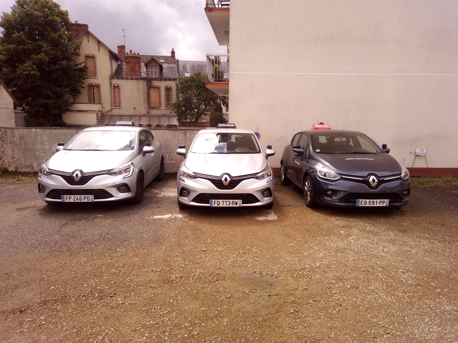 Trois Renault Clio de l'auto-école garées côte à côte