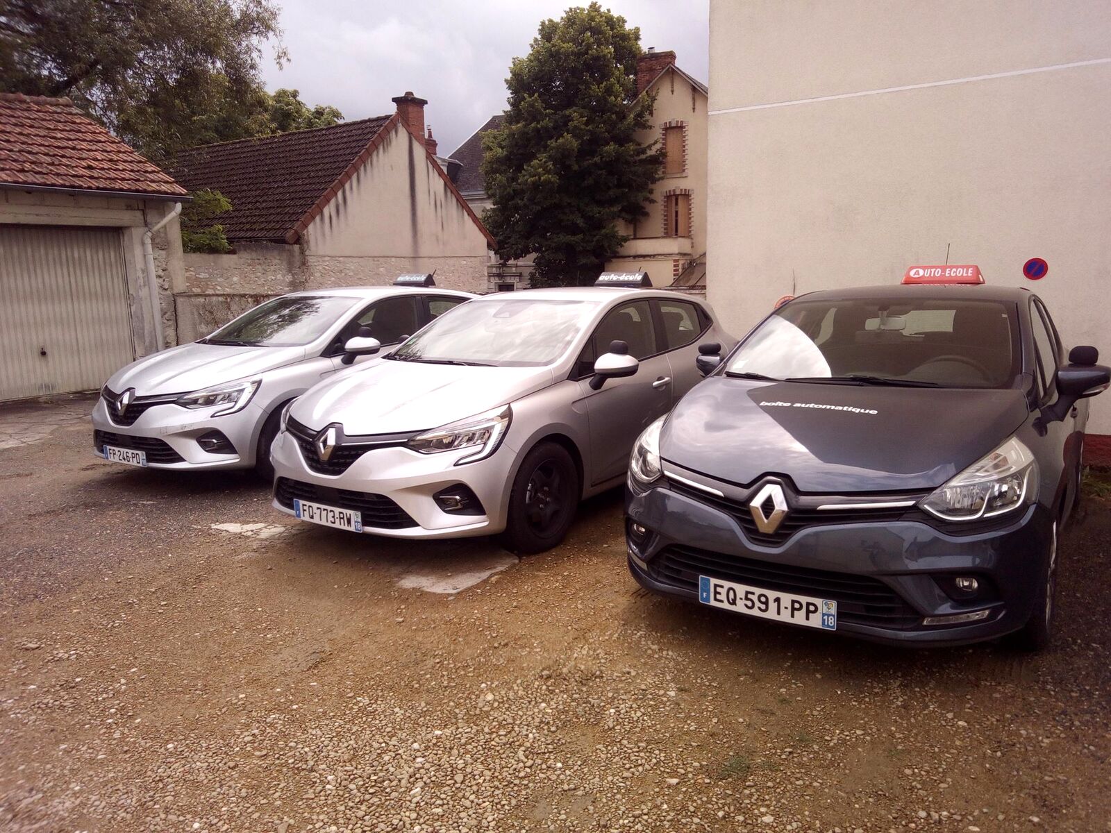 Les Renault Clio école avec panonceau auto-école sur le toit