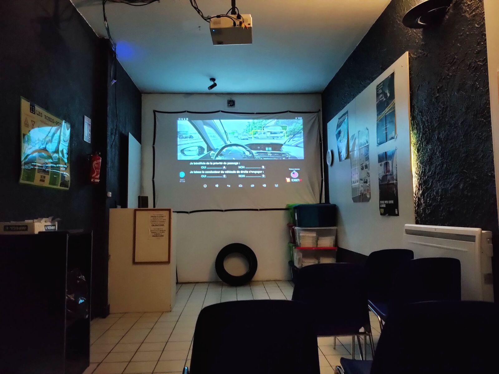 La salle de code avec vidéoprojecteur et séries de tests